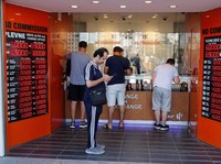 Lira Turki Terjun Bebas, Bursa Asia Masih Diliputi Keraguan