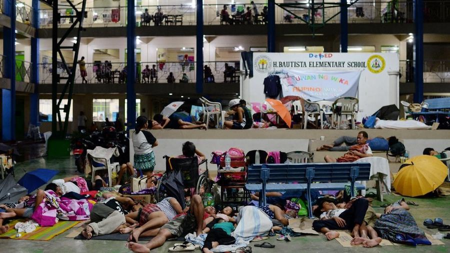 Lebih dari 54.000 orang telah mengungsi ke dataran tinggi di ibu kota Filipina, Manila