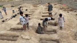 Puluhan Anak Houthi Korban Serangan Udara Dimakamkan