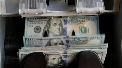 Dollar A money counting machine is pictured at a currency exchange office in Istanbul, Turkey August 13, 2018. REUTERS/Osman Orsal