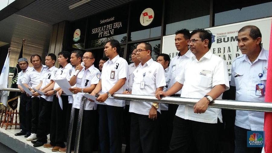 SP Pelni ultimatum direksi, untuk perbaikan gaji dalam satu bulan ke depan atau mereka akan mogok nasional.