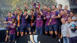 FOTO: Barcelona Angkat Trofi Piala Super Spanyol