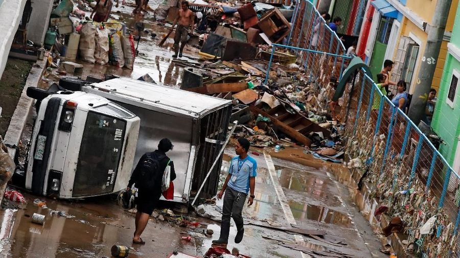 Lebih dari 54.000 orang telah mengungsi ke dataran tinggi di ibu kota Filipina, Manila