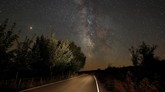 Masyarakat di bumi belaan utara dan di tempat terpencil dengan kondisi minim polusi cahaya bisa mendapatkan pemandangan hujan meteor Perseid terbaik. (REUTERS/Paul Hanna)