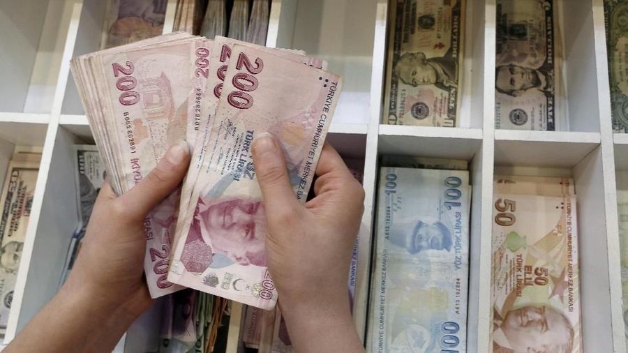 FILE PHOTO: A money changer counts Turkish lira bills at an currency exchange office in central Istanbul, Turkey, August 21, 2015. REUTERS/Murad Sezer/File Photo/File Photo