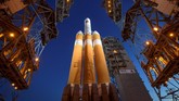 Dengan bantuan roket Delta IV Heavy milik perusahaan United Launch Alliance, Parker akan menjadi wahana antariksa buatan manusia yang paling dekat dengan matahari. (NASA/Bill Ingalls via REUTERS)
