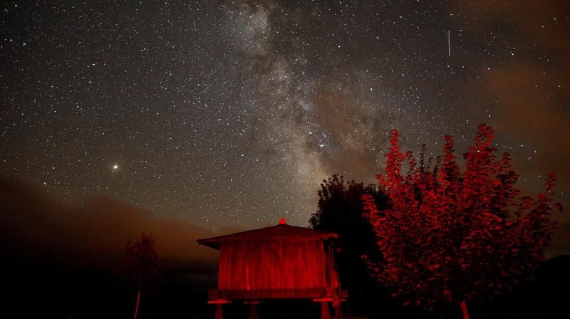 Hujan meteor ini adalah hujan meteor Perseids yang terjadi pada Agustus.