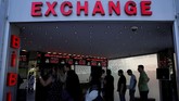 Anjloknya mata uang negara di kawasan Eurasia itu dipicu oleh ketergantungan modal dan utang asing yang sangat besar. (REUTERS/Murad Sezer)