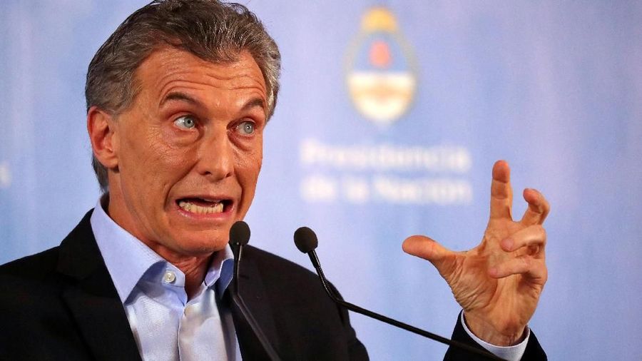 Upaya pemangkasan anggaran yang diumumkan Argentina itu didorong oleh rontoknya mata uang peso hingga 16% pekan lalu.