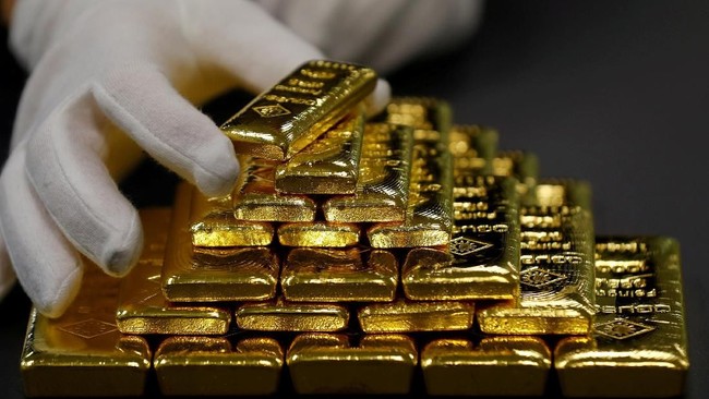 Geger! Eks Perwira Intelijen Timbun 300 Batang Emas di Kediamannya