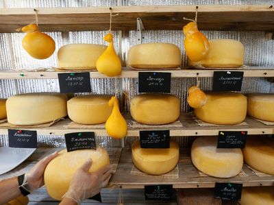 Hubungan Inggris & Eropa Meradang Gegara Keju & Susu, Ada Apa?