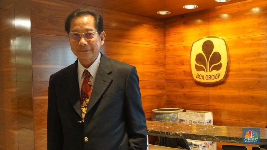 Manajemen Bank BCA mengklaim makin banyak nasabahnya yang lebih nyaman bertransaksi dengan mobile banking dan internet banking ketimbang ke cabang