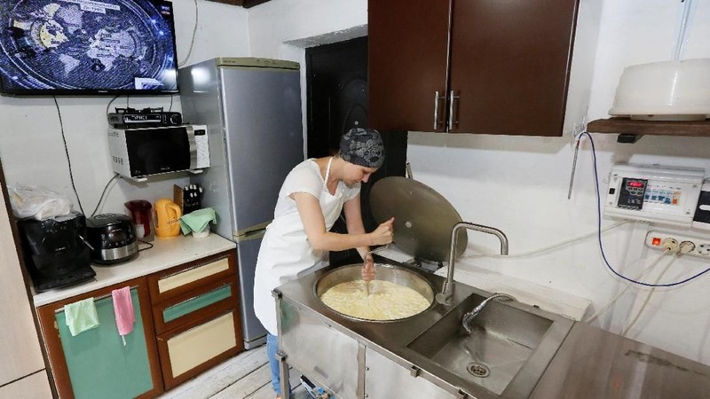 Mereka pindah ke sebuah desa di Siberia dan mulai mencoba bisnis pembuatan keju.