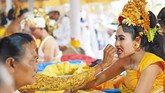 Dalam tradisi itu, ada enam buah gigi yang dikikir, yakni dua gigi taring dan empat gigi tengah. Konon, itu merupakan lambang dari enam musuh dalam diri manusia. (Mahendra Moonstar - Anadolu Agency)