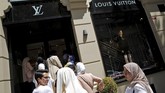 Anjloknya lira membuat harga barang dan jasa di Turki ikut menanjak. Inflasi negara tersebut pada Juli mencapai 16 persen. (REUTERS/Murad Sezer)