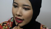 Dia tampil dengan gaya yang modis, make-up lengkap yang cantik, dan warna-warna busana cantik. Dia pun populer di media sosial dan mengajarkan banyak kelas soal kosmetik. (REUTERS/Ann Wang)