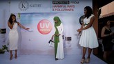 Dia tak ragu dan takut tampil dengan jilbab dan busana panjang berlayer dan juga make-upnya. (REUTERS/Ann Wang)