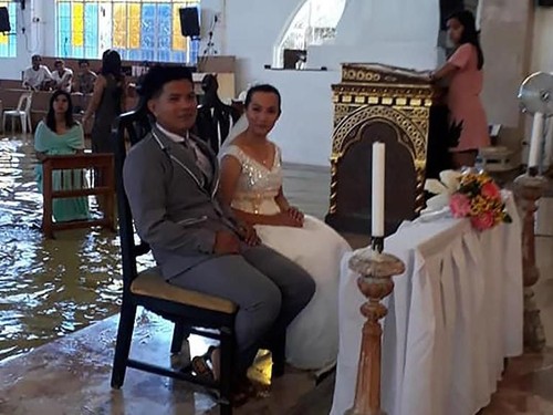 Potret Dramatis Pernikahan Pasangan di Gereja yang Kebanjiran Potret Dramatis Pernikahan Pasangan di Gereja yang Kebanjiran