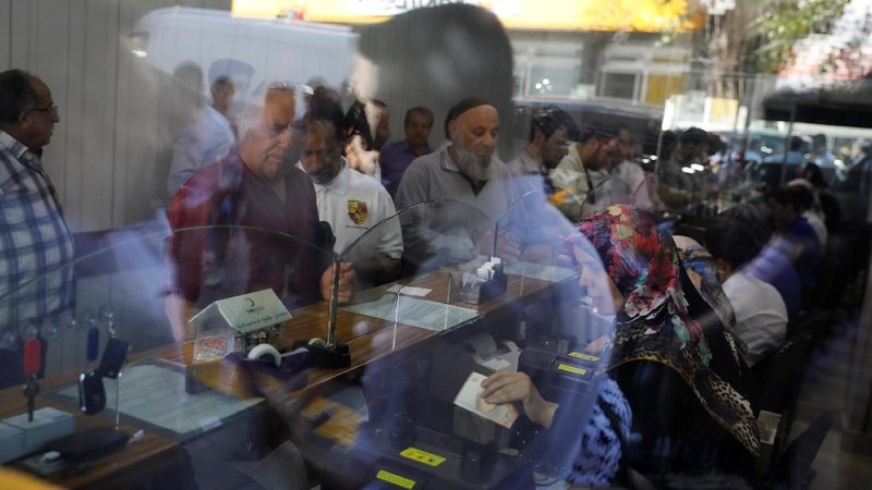 Aksi jual juga memukul pasar negara berkembang secara lebih luas.