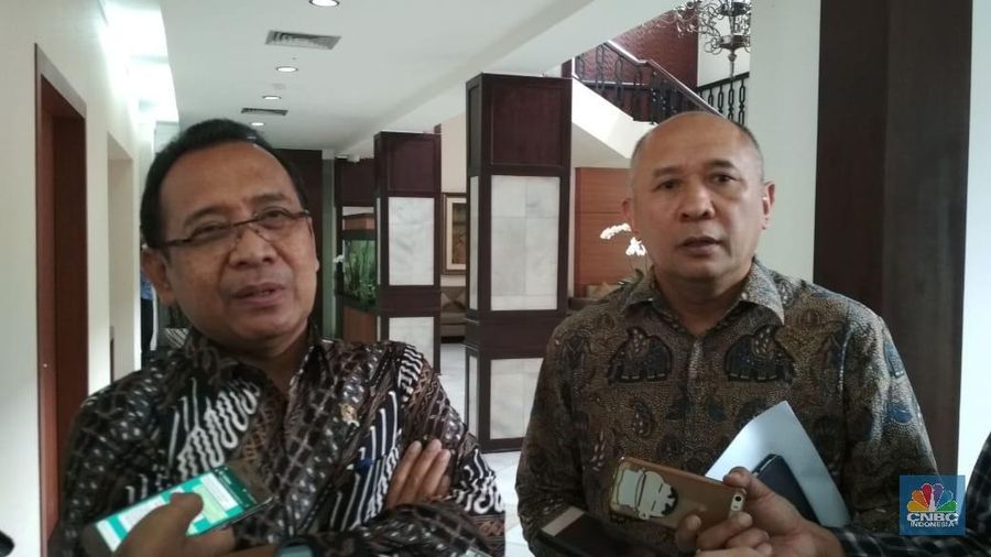 Satu-satunya menteri di luar koalisi yang masih tersisa di Kabinet Kerja adalah Asman Abnur yang merupakan kader PAN.