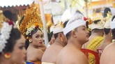 Tradisi potong gigi yang disebut metatah, mepandes atau mesangih itu merupakan penanda remaja perempuan maupun laki-laki menuju dewasa atau memasuki kehidupan rumah tangga. (Mahendra Moonstar - Anadolu Agency)