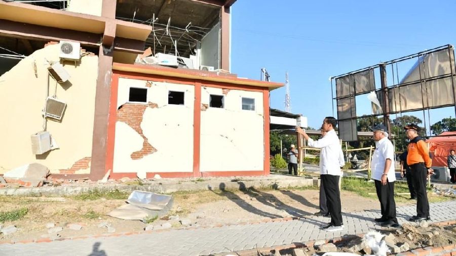 Lombok Utara merupakan daerah yang paling terdampak bencana oleh karena dekat dengan pusat gempa.