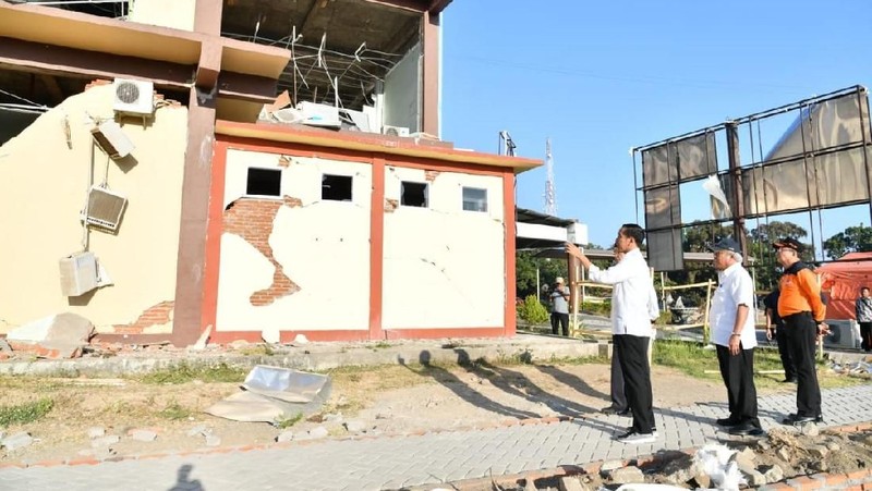 Lombok Utara merupakan daerah yang paling terdampak bencana oleh karena dekat dengan pusat gempa.