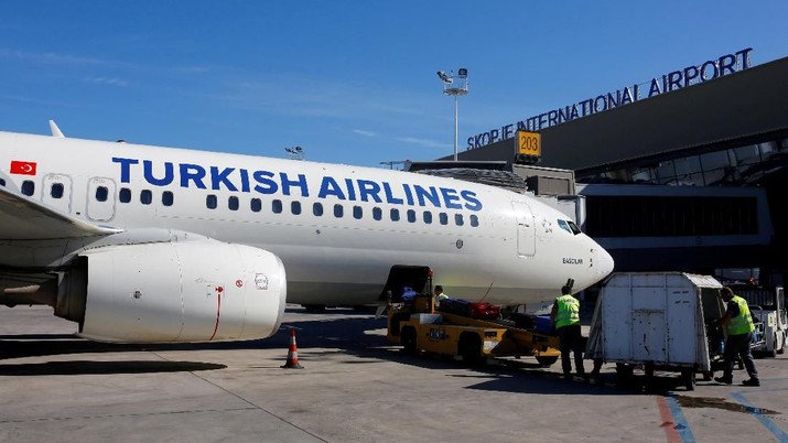 Turkish airlines FILE PHOTO: A Turkish airlines airplane at a docking station at the TAV airport in Skopje, Macedonia May 16, 2018/File Photo