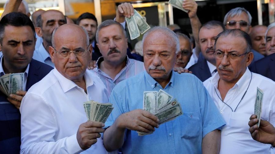 Warga Turki Menukarkan dollar
