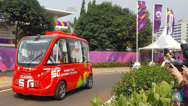 Mobil seharga 400 ribu dollar Singapura atau Rp 4,23 miliar tersebut memiliki daya tampung hingga 12 orang.