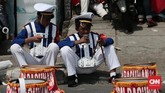 Anak SDN 01 Ragunan memberikan sambutan Kirab Obor Asian games 2018 dengan kegiatan Marching Band. (CNN Indonesia/Andry Novelino)