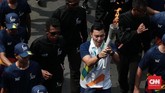Aktor Indonesia Anjasmara membawa Obor Api Asian Games 2018 dalam gelaran Torch Relay di DKI Jakarta. Setelah mengelilingi sejumlah kota/kabupaten di beberapa provinsi, torch relay atau kirab obor Asian Games 2018 tiba di Jakarta, Rabu (15/8). (CNN Indonesia/Andry Novelino)