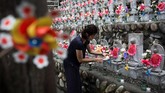 Para orang tua di Jepang melampiaskan kesedihan akan kehilangan anak pada kubur batu yang disebut jizo. (AFP PHOTO / Behrouz MEHRI)