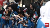 Anak-anak sekolah yang bersemangat dari pagi hingga menjelang sore menunggu kirab Obor Asian Games 2018. Kemendikbud memberikan arahan untuk setiap sekolah di kawasan rute kirab obor untuk ikut menyambut. (CNN Indonesia/Andry Novelino)
