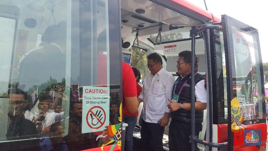 Mobil seharga 400 ribu dollar Singapura atau Rp 4,23 miliar tersebut memiliki daya tampung hingga 12 orang.