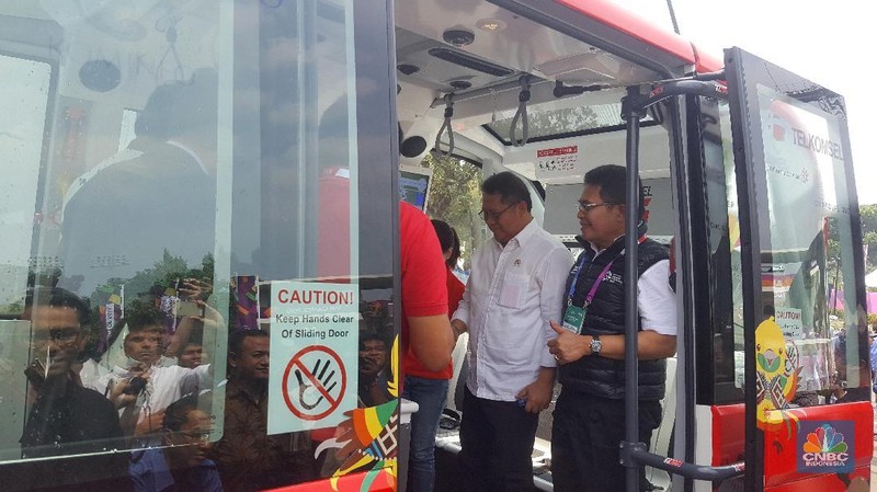 Mobil seharga 400 ribu dollar Singapura atau Rp 4,23 miliar tersebut memiliki daya tampung hingga 12 orang.