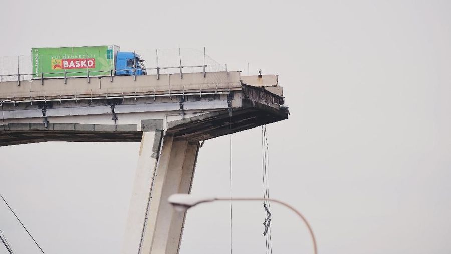 Jembatan tersebut ambruk dan menyebabkan mobil-mobil jatuh dari ketinggian 45 meter.