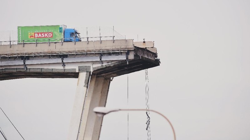 Jembatan tersebut ambruk dan menyebabkan mobil-mobil jatuh dari ketinggian 45 meter.