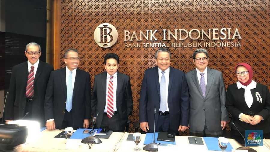 Depresiasi rupiah akhir-akhir ini mendorong Bank Indonesia (BI) untuk meninggalkan stance kebijakan yang netral.