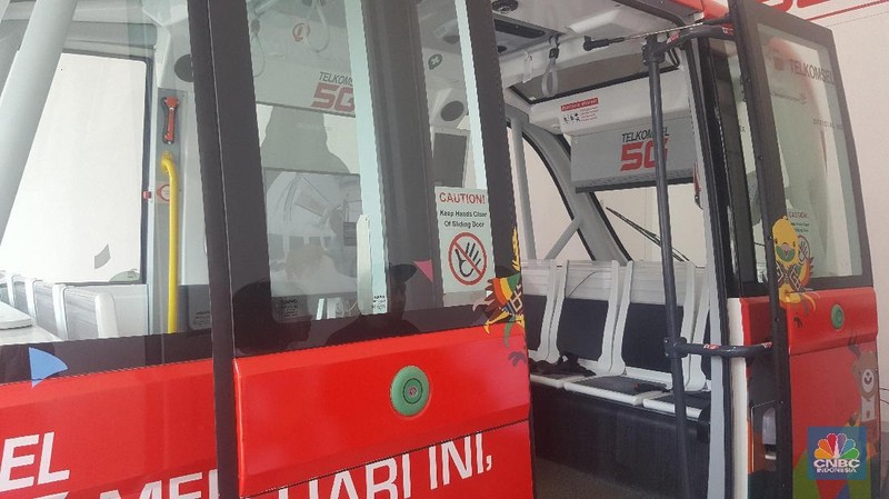 Mobil seharga 400 ribu dollar Singapura atau Rp 4,23 miliar tersebut memiliki daya tampung hingga 12 orang.