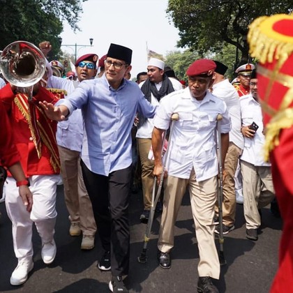 Adu Gaya Jokowi dan Sandiaga Uno Pakai Sneakers Lokal 