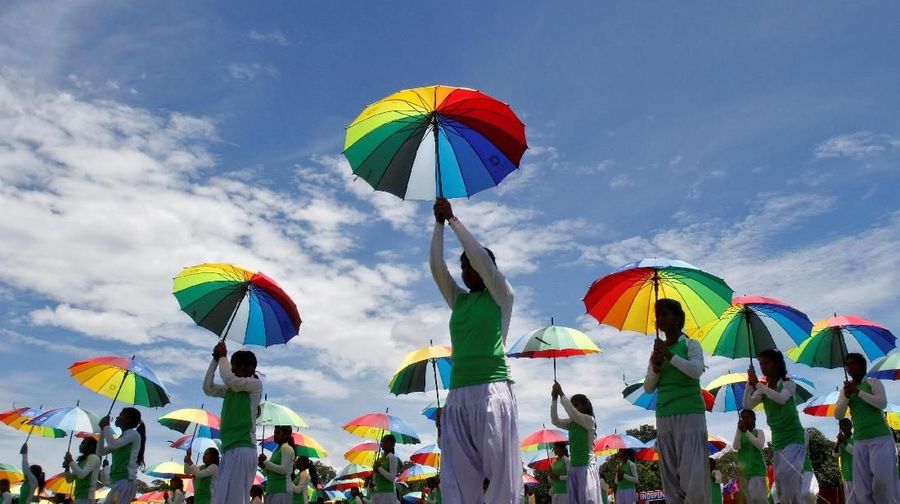 School girls hold umbrellas as they perform during India's Independence Day celebrations in Agartala, India. August 15, 2018. REUTERS/Jayanta Dey      TPX IMAGES OF THE DAY