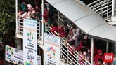 Warga Jakarta Selatan antusias menyambut kirab obor Asian Games 2018 dengan menunggu di tangga JPO Taman Margasatwa, Jakarta. (CNN Indonesia/Andry Novelino)