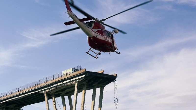 Jembatan tersebut ambruk dan menyebabkan mobil-mobil jatuh dari ketinggian 45 meter.