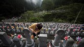 Tiap nisan pun dirawat dengan sedemikian rupa. Mereka selalu dibersihkan dan diberi bunga. (AFP PHOTO / Behrouz MEHRI)