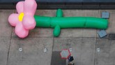 Seseorang berpayung berjalan ketika hujan deras mengguyur kota Manhattan, New York, Amerika Serikat. (REUTERS/Shannon Stapleton)