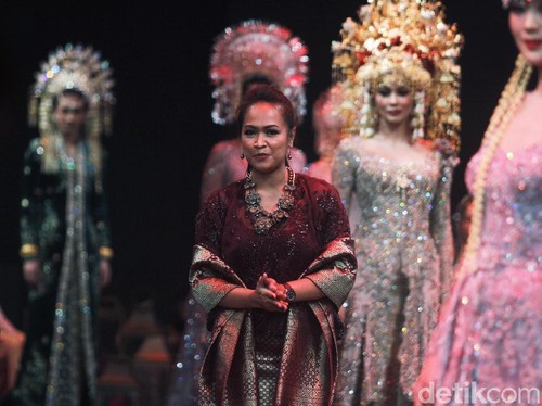 Keindahan Ragam Kebaya dari Aceh sampai Papua di Tangan Vera Kebaya Keindahan Ragam Kebaya dari Aceh sampai Papua di Tangan Vera Kebaya
