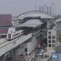 Pekerja bersiap melakukan uji coba Light Rail Transit (LRT) di Stasiun Kelapa Gading, Jakarta, Kamis (16/8). Pengerjaan LRT rute Kelapa Gading-Velodrome telah mencapai tahap uji coba dan ditargetkan segera bisa digunakan untuk mendukung Asian Games 2