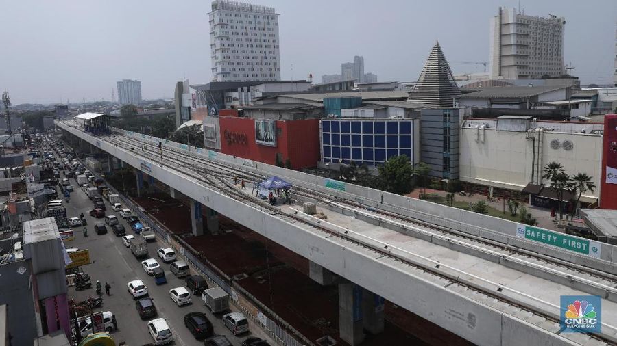 Pekerja bersiap melakukan uji coba Light Rail Transit (LRT) di Stasiun Kelapa Gading, Jakarta, Kamis (16/8). Pengerjaan LRT rute Kelapa Gading-Velodrome telah mencapai tahap uji coba dan ditargetkan segera bisa digunakan untuk mendukung Asian Games 2018. Selama masa uji coba, hanya ada dua stasiun yang dioperasikan yaitu Stasiun Mal Kelapa Gading di Jakarta Utara dan Stasiun Velodrome di Jakarta Timur. (CNBC Indonesia/Muhammad Sabki)