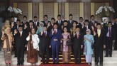 Presiden Joko Widodo bersama Ibu Negara Iriana Joko Widodo, Wakil Presiden Jusuf Kalla, Ibu Mufidah Jusuf Kalla serta sejumlah pimpinan lembaga negara melambaikan tangan saat menghadiri Sidang Tahunan MPR, di Kompleks Parlemen, Senayan, Jakarta, Kamis (16/8). (ANTARA FOTO/Akbar Nugroho Gumay)